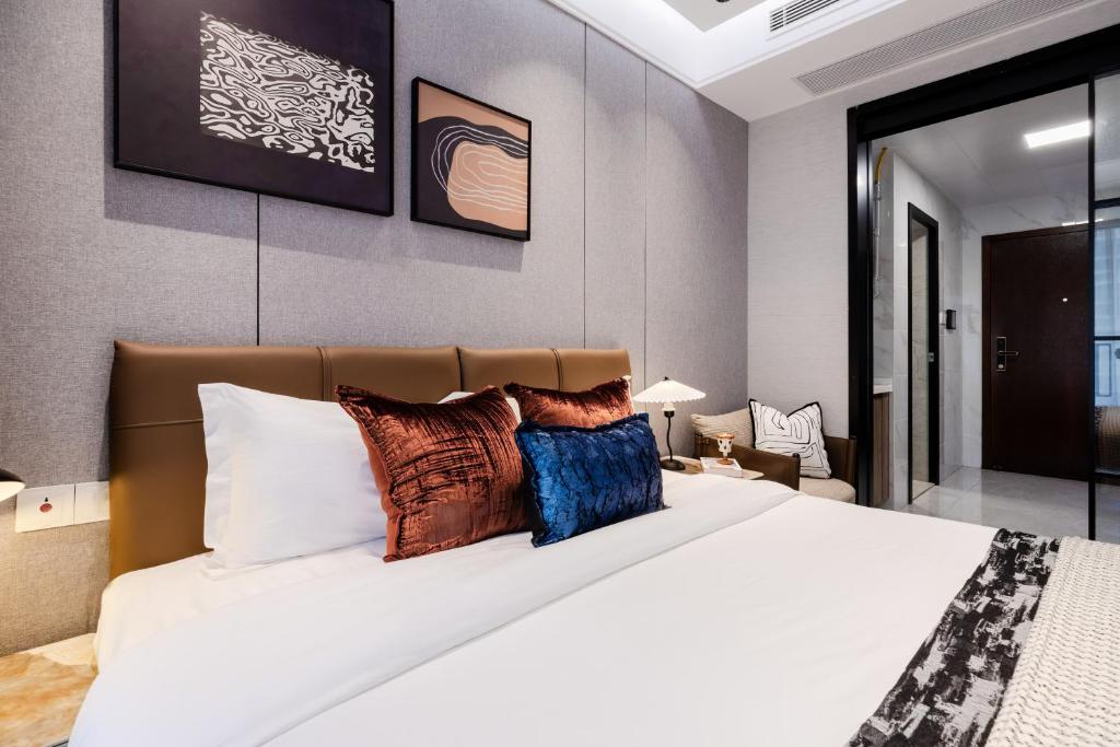 Postel nebo postele na pokoji v ubytování Shenzhen Gangxiahui Executive Apartment Futian Convention and Exhibition Center Branch