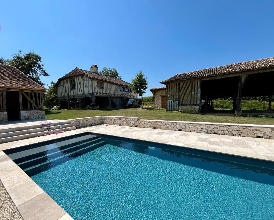 Photo de la galerie de l'établissement Grande maison familiale de caractère avec piscine chauffée, à Rives
