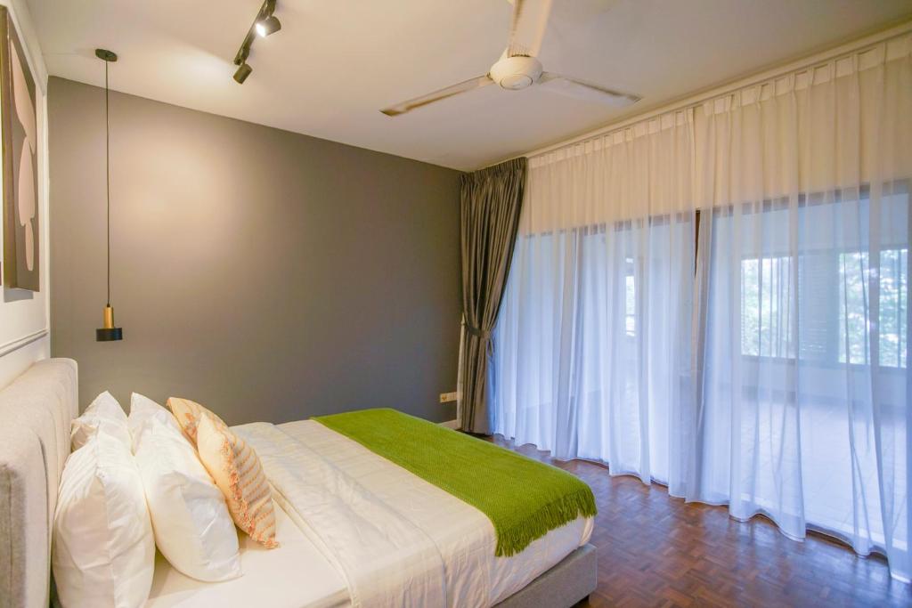 Postel nebo postele na pokoji v ubytování Embassy Villa by Cobnb at Ampang Hilir