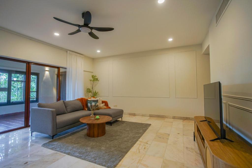 Posezení v ubytování Embassy Villa by Cobnb at Ampang Hilir