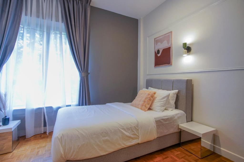 Postel nebo postele na pokoji v ubytování Embassy Villa by Cobnb at Ampang Hilir