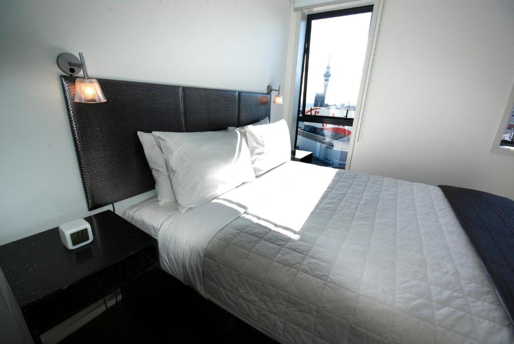Postel nebo postele na pokoji v ubytování Nesuto St Martins Apartment Hotel