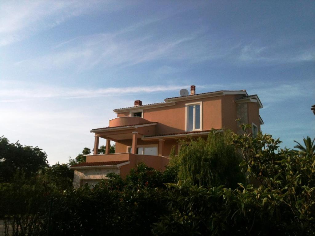 uma casa sentada no topo de uma colina em Casa Chiara em Medulin