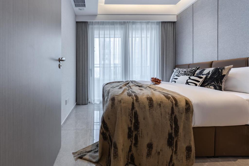 Postel nebo postele na pokoji v ubytování Shenzhen Gangxiahui Executive Apartment Futian Convention and Exhibition Center Branch