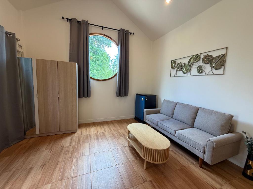 ein Wohnzimmer mit Sofa und Tisch in der Unterkunft High-In Holiday Home&Villa in Ko Phangan