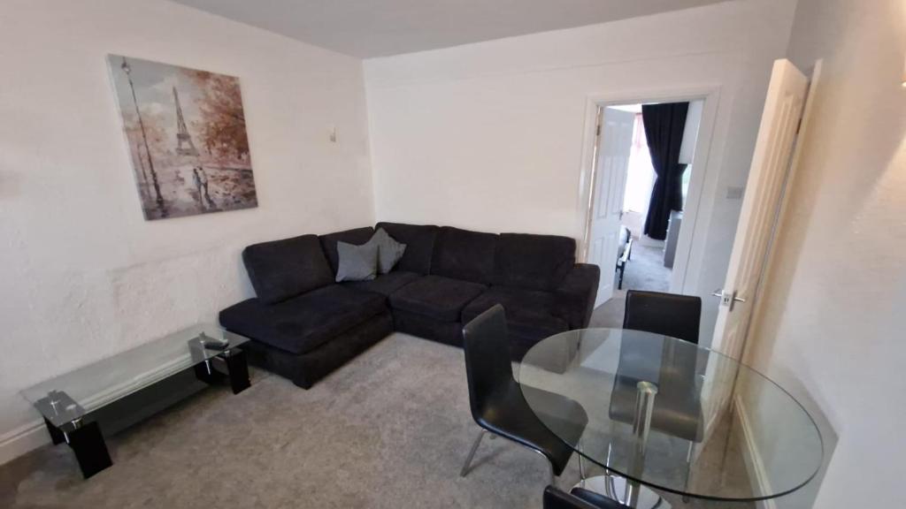 Gallery image of The Windmill, 4 bed close to Tesco Express in Kettering