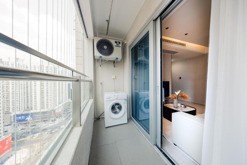 TV a/nebo společenská místnost v ubytování Shenzhen Gangxiahui Executive Apartment Futian Convention and Exhibition Center Branch