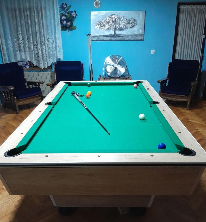 Biliár nebo kulečník v ubytování Pjer sobe Niska Banja