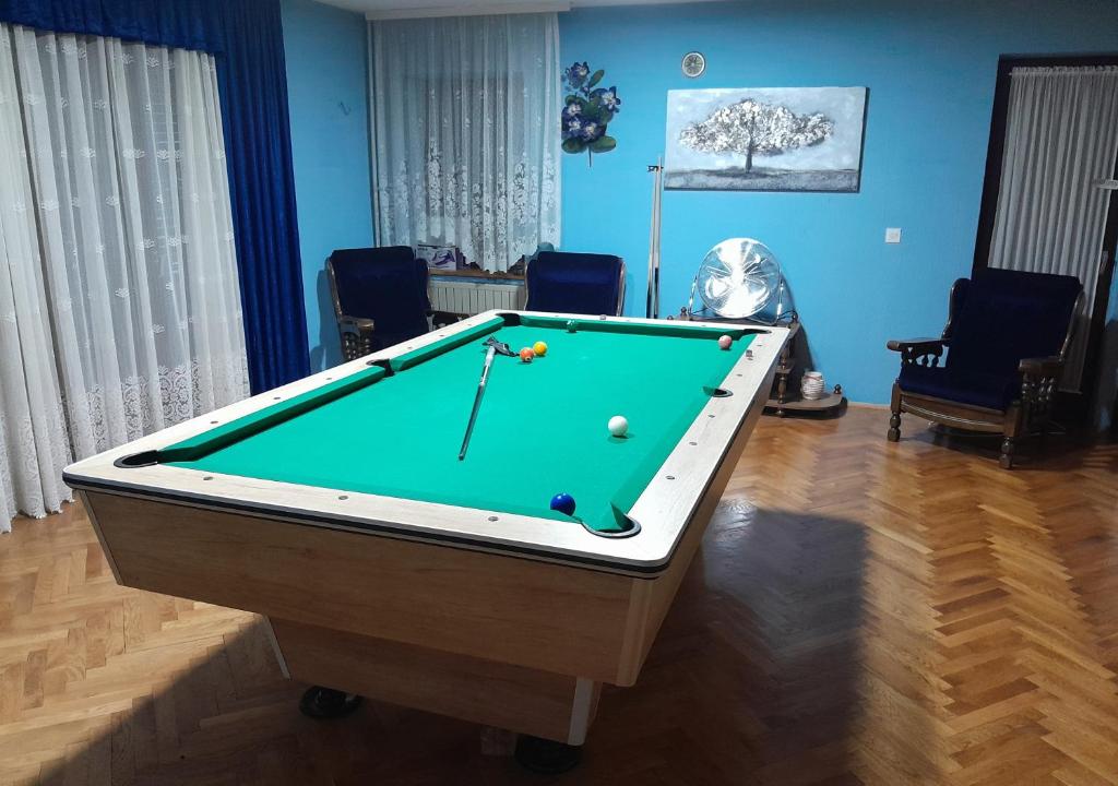 Biliár nebo kulečník v ubytování Pjer sobe Niska Banja