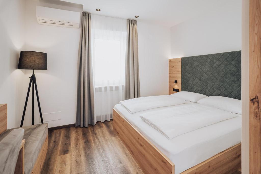 Postel nebo postele na pokoji v ubytování Feichter Hotel & Bistro