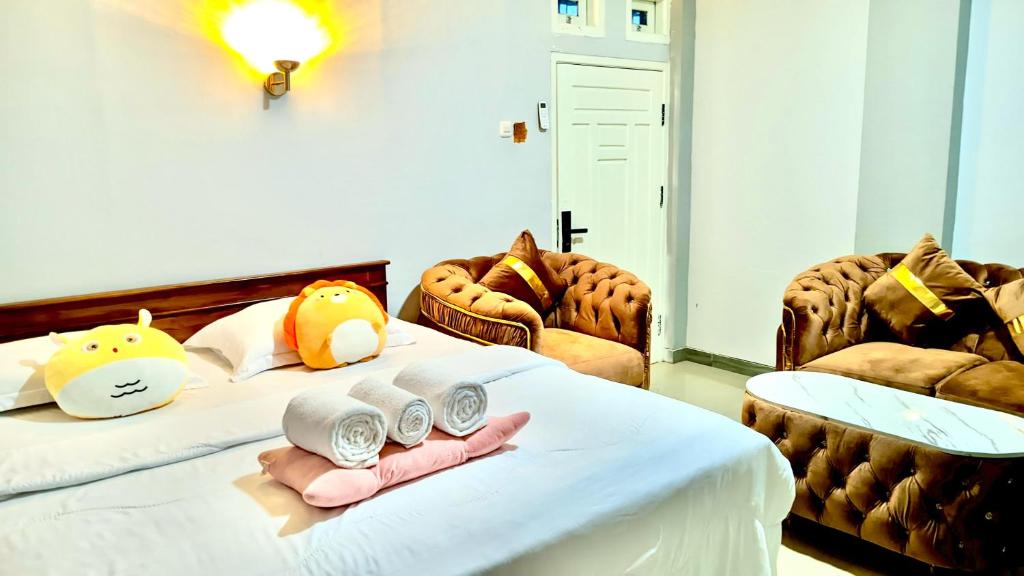 two beds with stuffed animals on them in a room at La Geiro Villa Labuan Bajo in Labuan Bajo