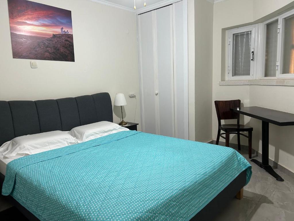 una camera da letto con un letto, un tavolo e una scrivania di סוויטות עין השמש eye sun ad Arad