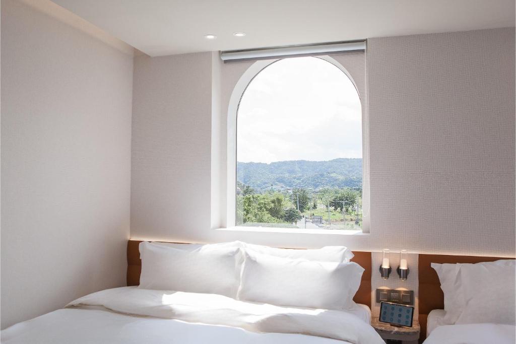 Postel nebo postele na pokoji v ubytování LIVIN Hotel