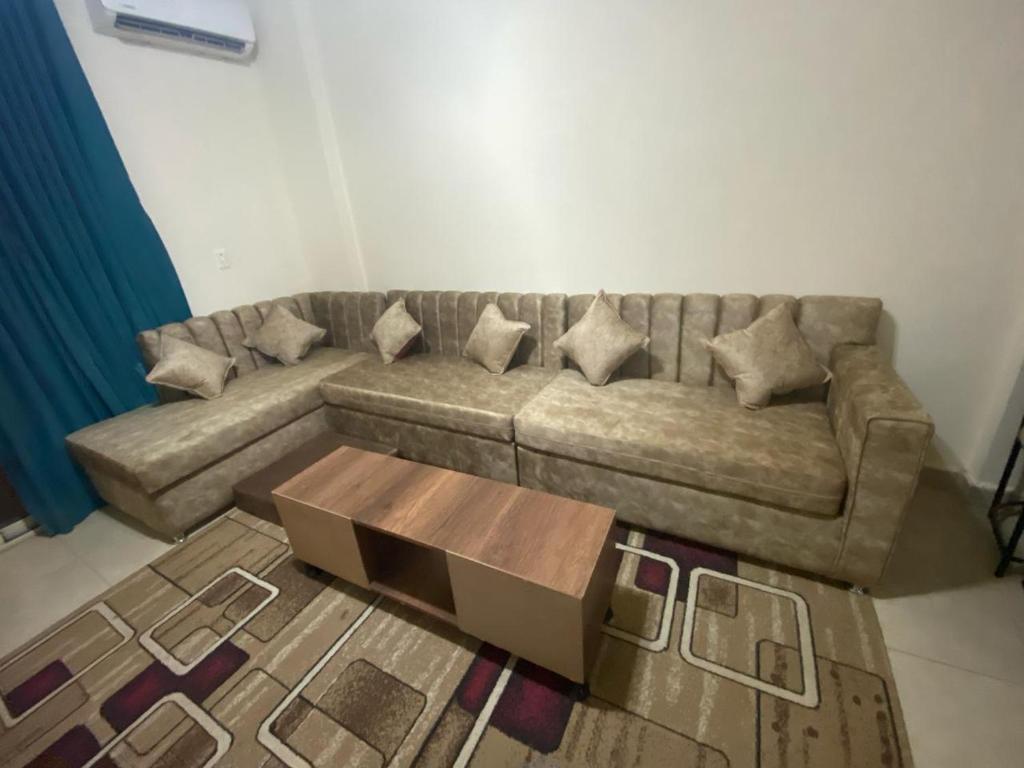 a living room with a couch and a coffee table at شاليه 3 غرف Lasrina mini Egypt in Ain Sokhna