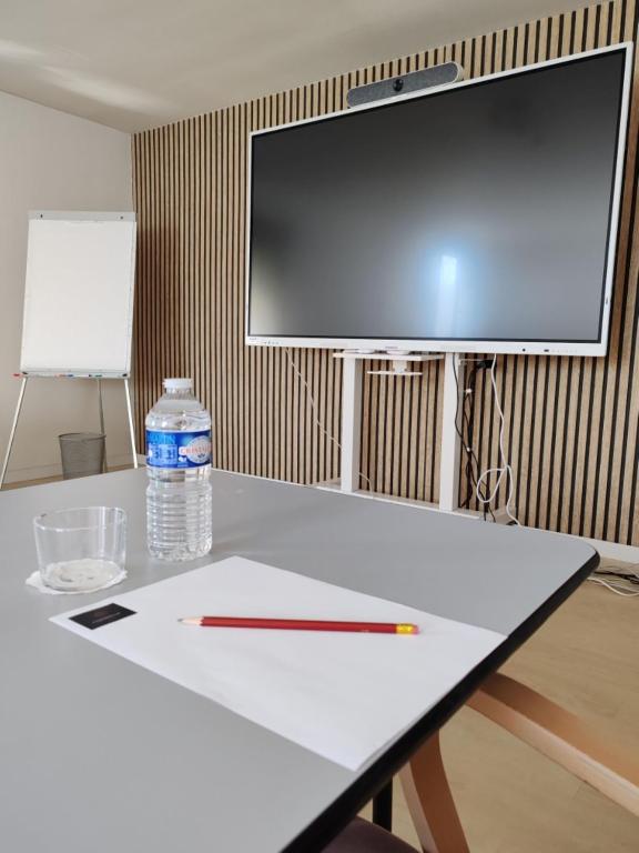 TV a/nebo společenská místnost v ubytování Logis Hotel - Restaurant Le Relais de Comodoliac