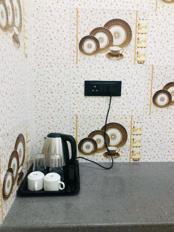 Příslušenství pro přípravu čaje a kávy v ubytování Hotel Small Daddy INN