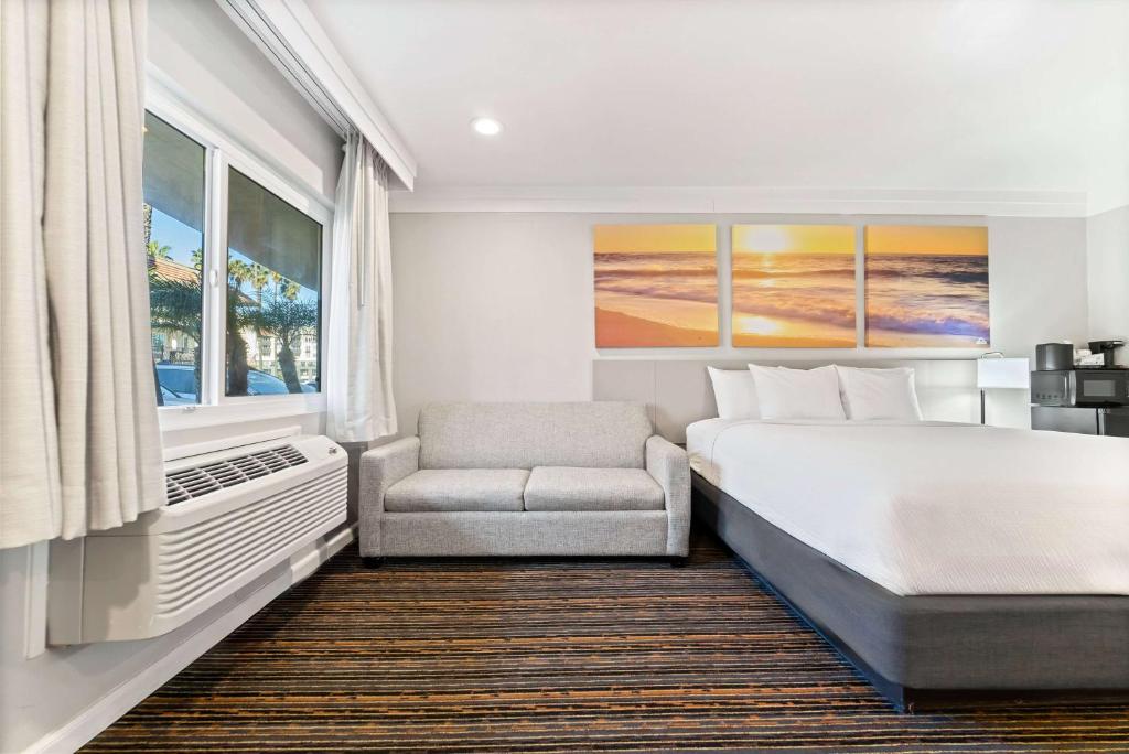 Days Inn by Wyndham San Diego Hotel Circle - 
