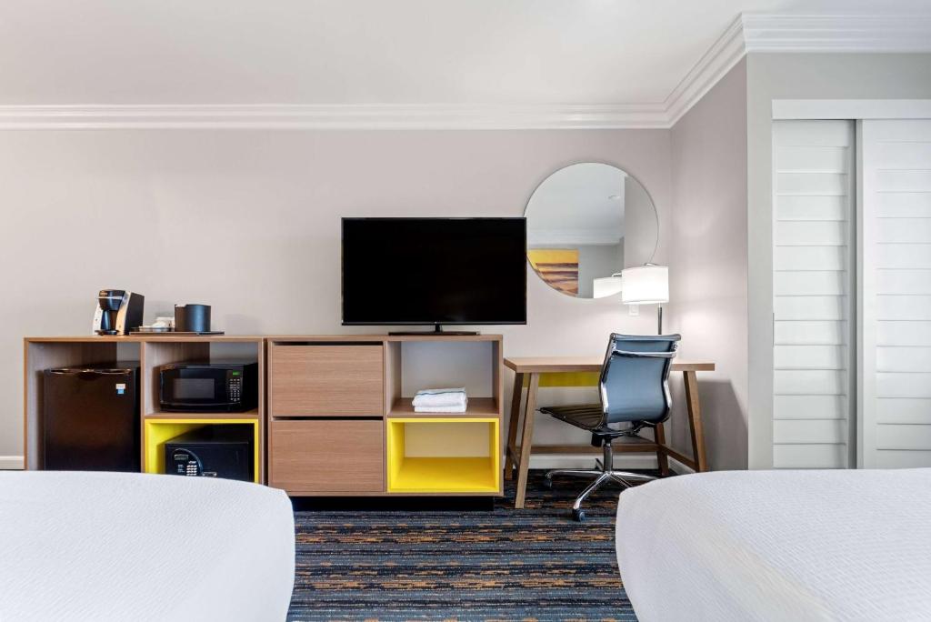Days Inn by Wyndham San Diego Hotel Circle - 