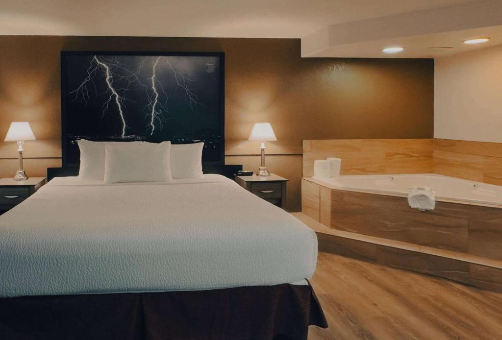 Postel nebo postele na pokoji v ubytování Super 8 by Wyndham Dawson Creek