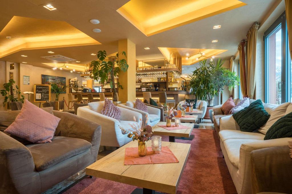 eine Lobby mit Sofas und Tischen in einem Laden in der Unterkunft Best Western Plus Hotel Füssen in Füssen