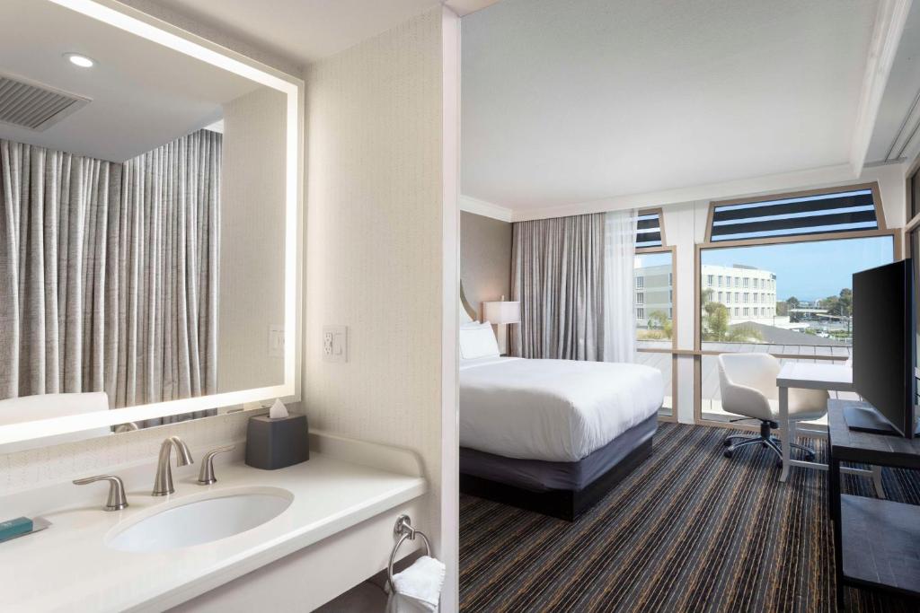 Holiday Inn San Diego Bayside, an IHG Hotel - 