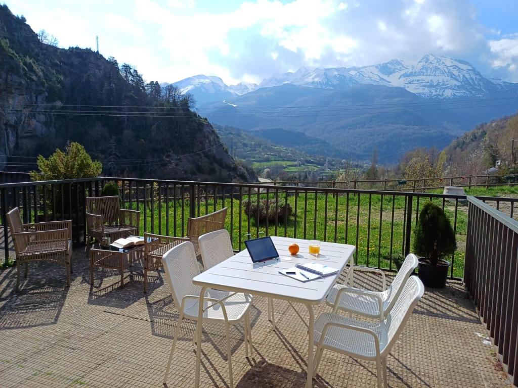 En generel udsigt til bjerge eller udsigt til bjerge taget fra lejligheden