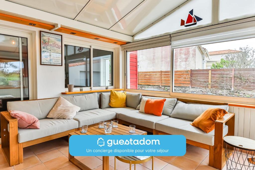 ein Wohnzimmer mit einem Sofa und bunten Kissen in der Unterkunft La Cabane Rouge - Wifi - Parking in Les Bussolleries