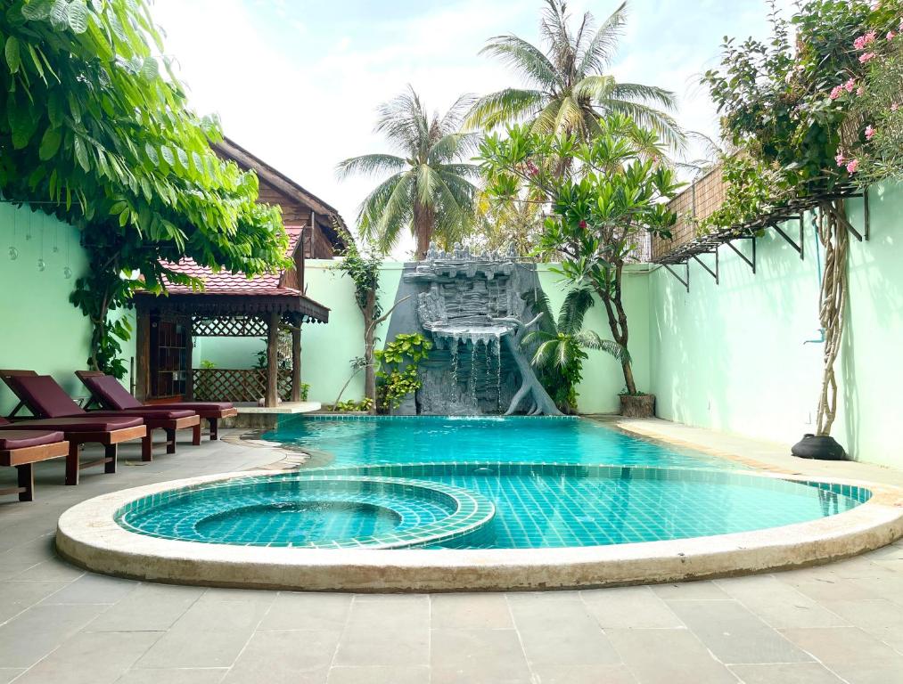 Bazén v ubytování Siem Reap Riverside Hotel nebo v jeho okolí