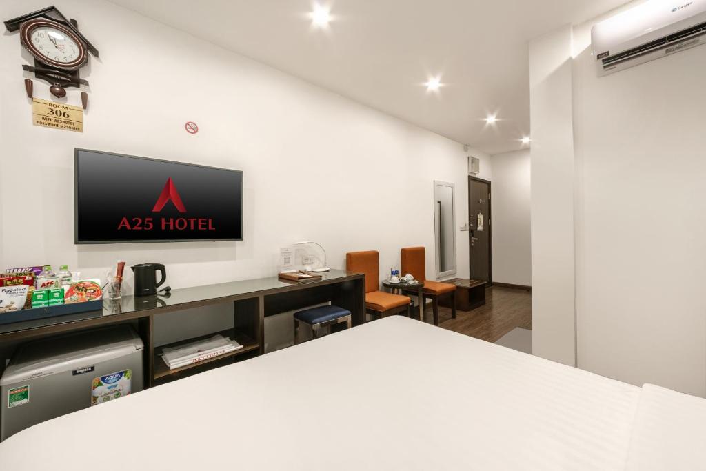 TV a/nebo společenská místnost v ubytování A25 Hotel - 19 Chả Cá