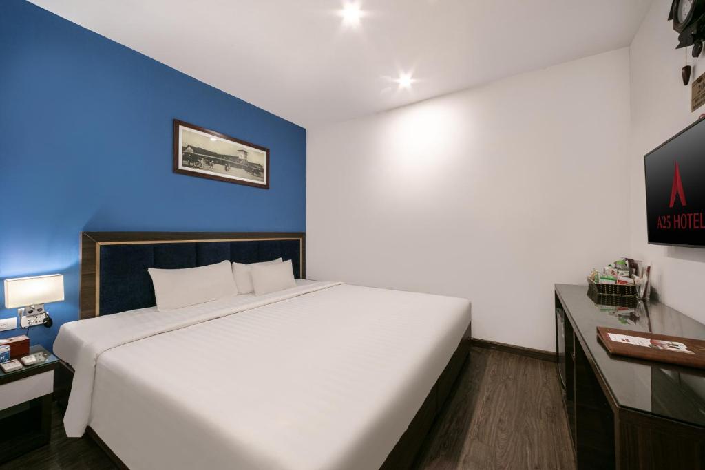 Postel nebo postele na pokoji v ubytování A25 Hotel - 19 Chả Cá
