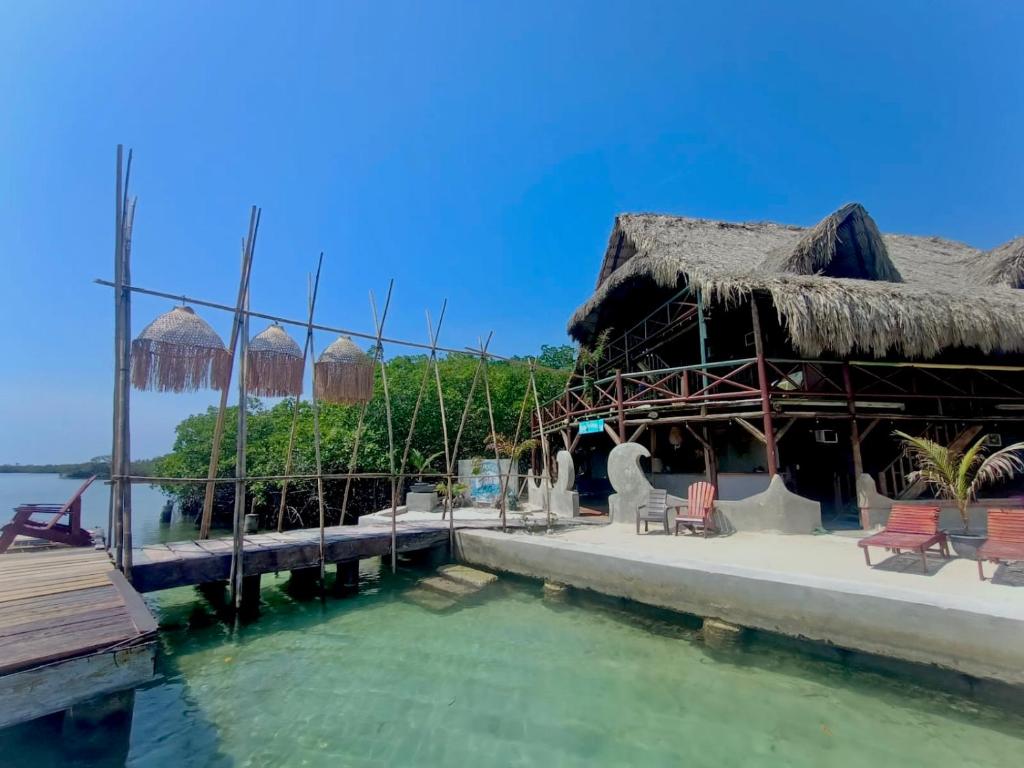 un complexe avec une piscine d'eau et une jetée dans l'établissement El Arca, à Tintipan Island