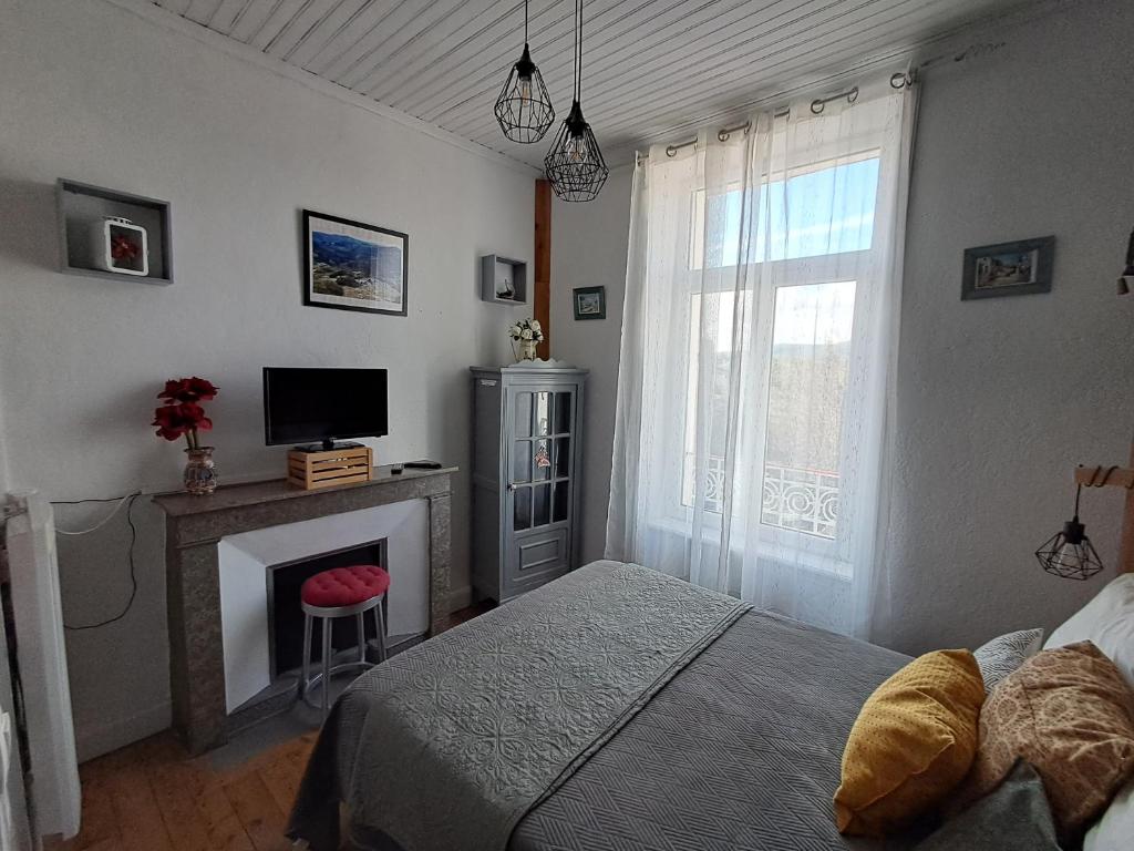 Postel nebo postele na pokoji v ubytování Le Relais De Rochepaule