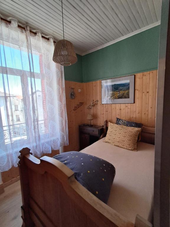 Postel nebo postele na pokoji v ubytování Le Relais De Rochepaule