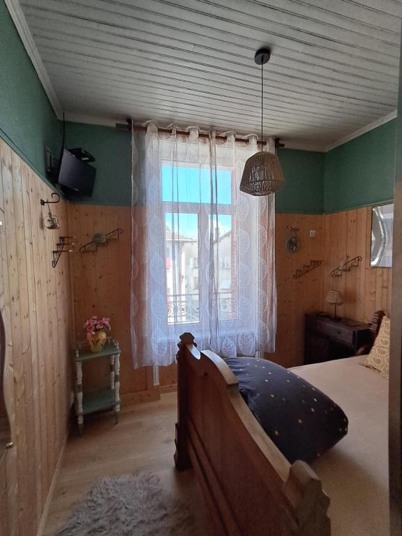 TV a/nebo společenská místnost v ubytování Le Relais De Rochepaule