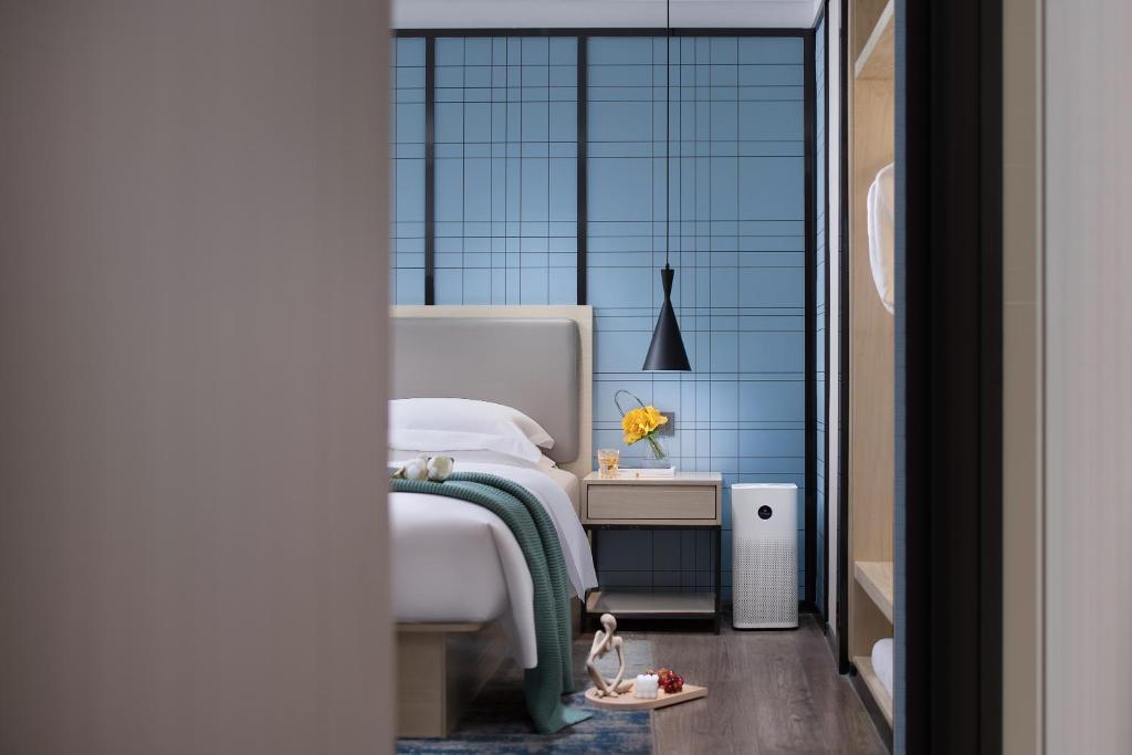 Postel nebo postele na pokoji v ubytování Echarm International Hotel Guangzhou Beijing Road Pedestrian Street Tianzi Wharf Branch - Free Shuttle Bus to Canton Fair Complex During Canton Fair Period