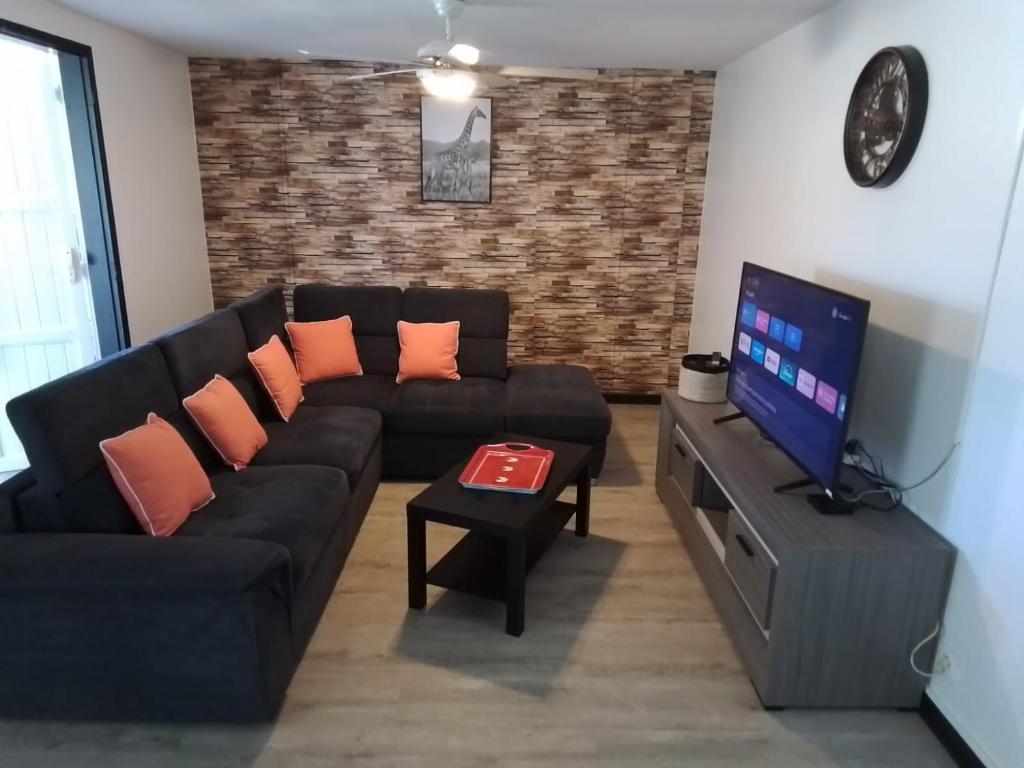 TV a/nebo společenská místnost v ubytování Ti Piment