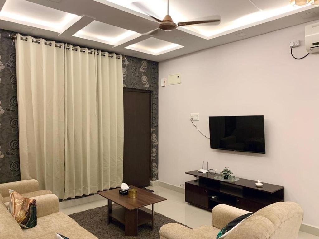 TV a/nebo společenská místnost v ubytování Harmony Haven 1- 2BHK- Luxury -New - Hyderabad