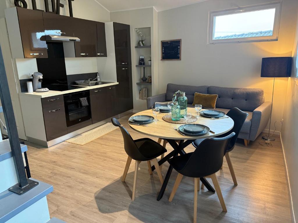 d'une cuisine et d'une table dans le salon. dans l'établissement Loft, Studio and Love Rooms, à Bourg-Saint-Christophe