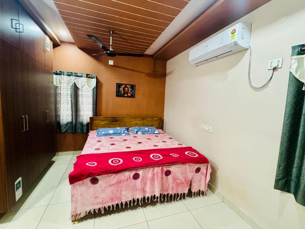 Postel nebo postele na pokoji v ubytování Sri padha vallabha serenity homestay