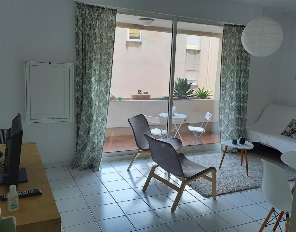 un salon avec un canapé, une table et des chaises dans l'établissement Studio ensoleillé centre ville tour Luma, à Arles