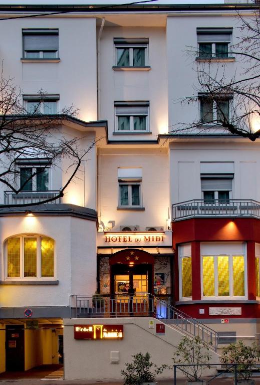 un hôtel au milieu d'un bâtiment dans l'établissement Logis Hôtel du Midi - Saint Etienne Sud, à Saint-Étienne