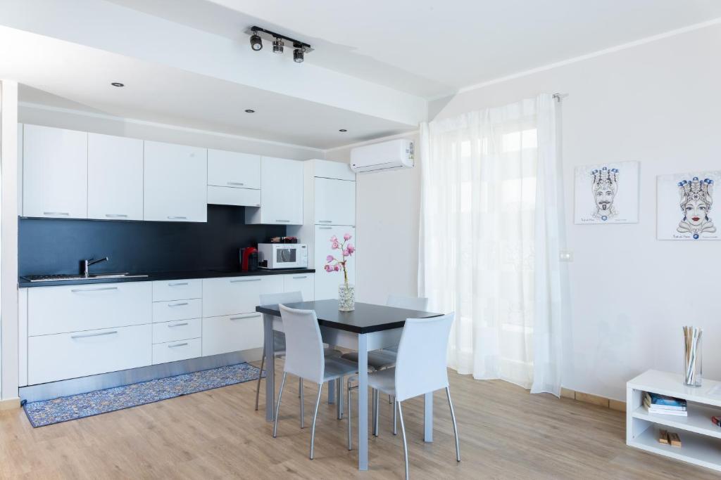Kuchyň nebo kuchyňský kout v ubytování Villa Da Vinci Luxury Panoramic Apartments - Taormina rooms collection