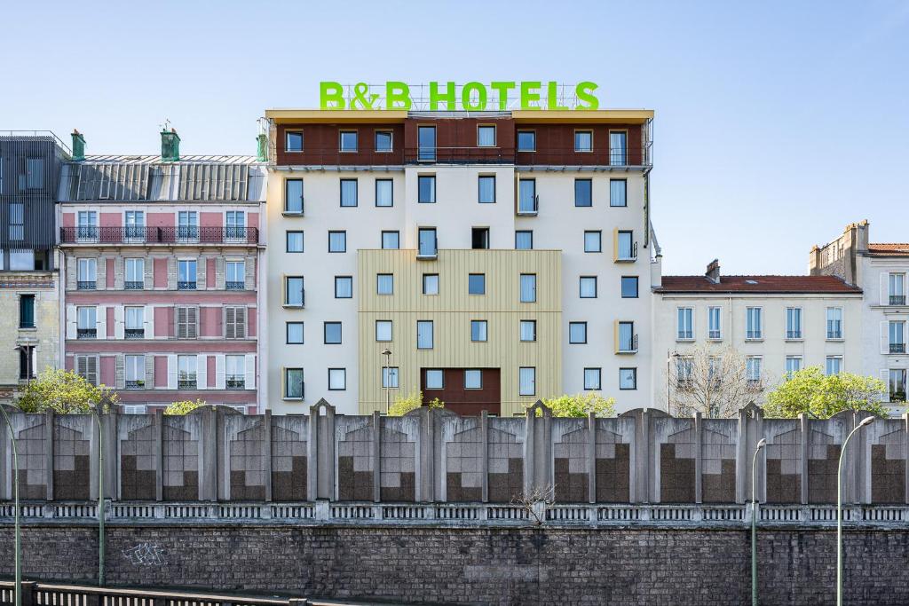 モンルージュにあるB&B HOTEL Paris Porte d'Orléansの「ラシャホテル」と書かれた看板のある建物