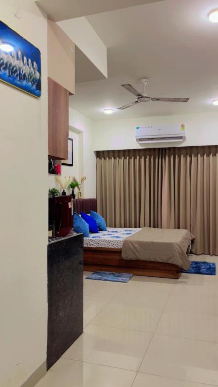 Una cama o camas en una habitación de Oasis Sapphire