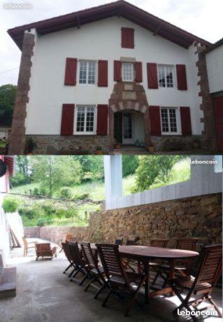une table et des chaises devant un bâtiment dans l'établissement Kalonjania, à Saint-Martin-dʼArrossa
