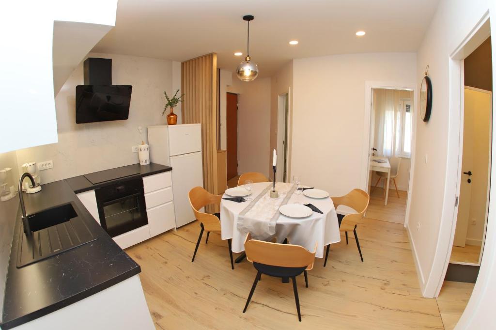 Una cocina y un comedor con mesa y sillas. en Apartment Nikolina, en Split