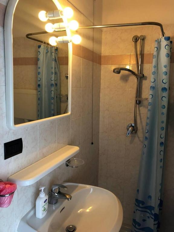 A bathroom at BE ME Hotel Helvetia