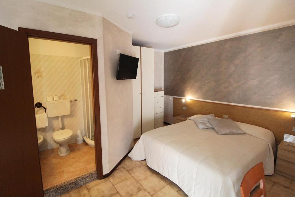 A bed or beds in a room at Hotel Avogadro