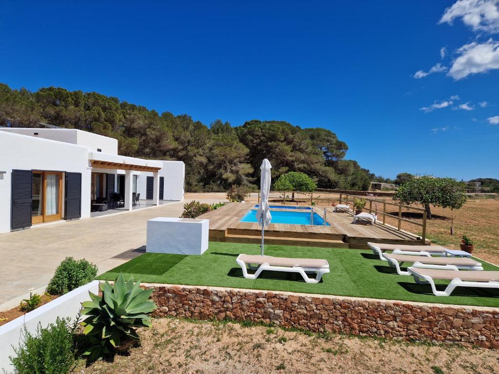 Villa con piscina y césped en Ses Viñas De Cas Baixero, en La Mola