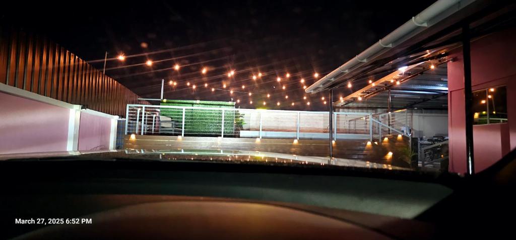 vista su un campo da tennis di notte di Diamonds Exclusive Resort a Diamond